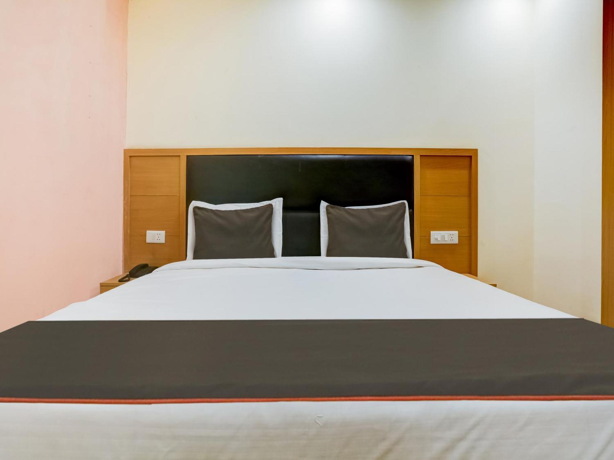 Hotel Collecion O White House Neu-Delhi Exterior foto